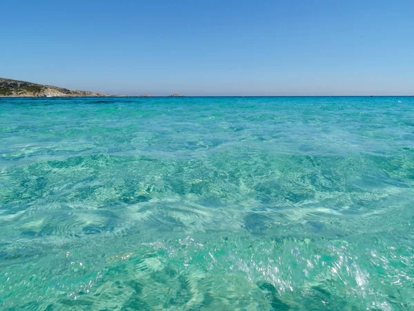 美丽的水晶般清澈海水和海滩在撒丁岛岛 — 图库照片