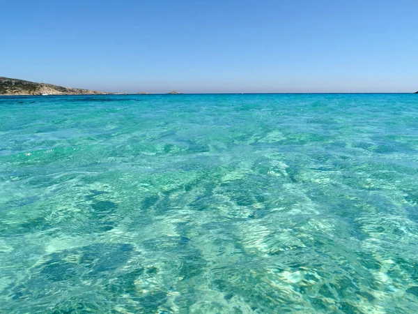 Water van de prachtige kristalheldere zee en strand op het eiland Sardinië — Stockfoto