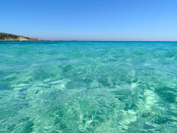 Bella acqua cristallina del mare e spiaggia in Sardegna — Foto Stock