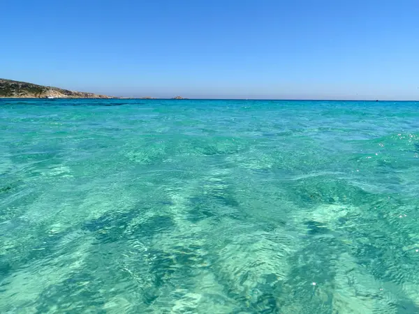 Water van de prachtige kristalheldere zee en strand op het eiland Sardinië — Stockfoto