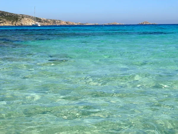 Water van de prachtige kristalheldere zee en strand op het eiland Sardinië — Stockfoto
