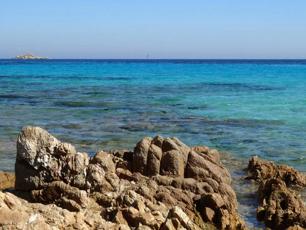 Όμορφη κρυστάλλινα νερά και η παραλία στο νησί της Σαρδηνίας — Φωτογραφία Αρχείου