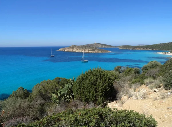 Belle eau de mer cristalline et plage en Sardaigne île — Photo