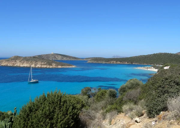 Belle eau de mer cristalline et plage en Sardaigne île — Photo