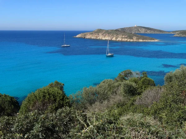 Hermosa agua de mar cristalina y playa en la isla de Cerdeña — Foto de Stock