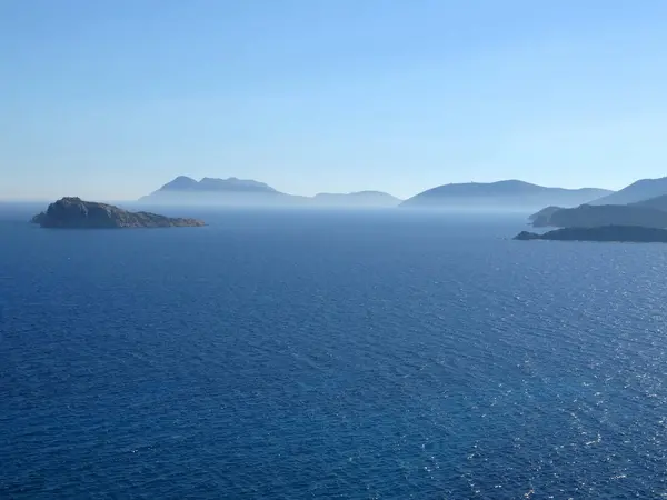 Gyönyörű kristálytiszta tengervíz és a strand a sziget Sardinia — Stock Fotó