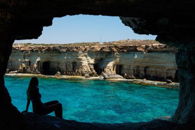 Bir deniz mağarada poz seksi sarışın kadın