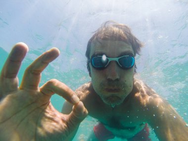 Bir adamın Denizde yüzme sualtı görüntüleme