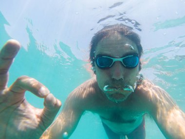 Bir adamın Denizde yüzme sualtı görüntüleme