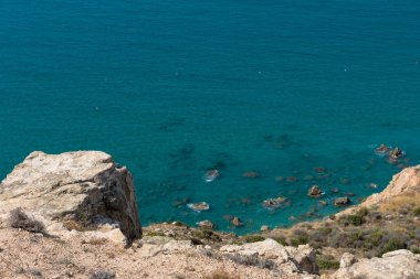 Kayalık bir yükseklik deniz ve kıyı şeridi görünümünden