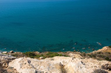 Kayalık bir yükseklik deniz ve kıyı şeridi görünümünden