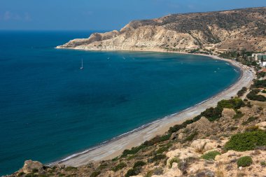 Kayalık bir yükseklik deniz ve kıyı şeridi görünümünden
