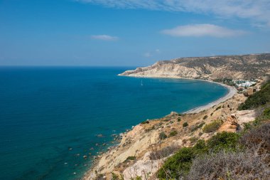 Kayalık bir yükseklik deniz ve kıyı şeridi görünümünden