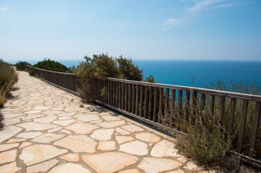 Kayalık bir yükseklik deniz ve kıyı şeridi görünümünden