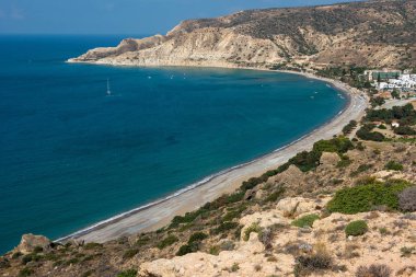 Kayalık bir yükseklik deniz ve kıyı şeridi görünümünden