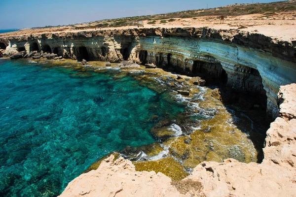 Grottes marines près de Ayia Napa, Côte méditerranéenne, Chypre — Photo