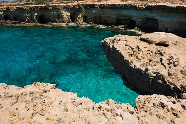 Moře jeskyně poblíž Ayia Napa, pobřeží Středozemního moře, Kypr — Stock fotografie
