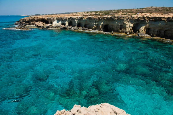 Cavernas do mar perto de Ayia Napa, costa marítima do Mediterrâneo, Chipre — Fotografia de Stock