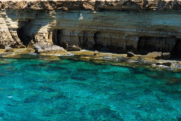 Morskie jaskinie w pobliżu Ayia Napa, wybrzeża Morza Śródziemnego, Cypr — Zdjęcie stockowe