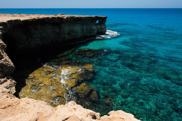 Tengeri barlangok közelében Ayia Napa, Földközi-tenger partján, Ciprus — Stock Fotó