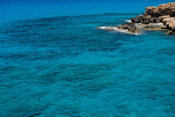 Grottes marines près de Ayia Napa, Côte méditerranéenne, Chypre — Photo