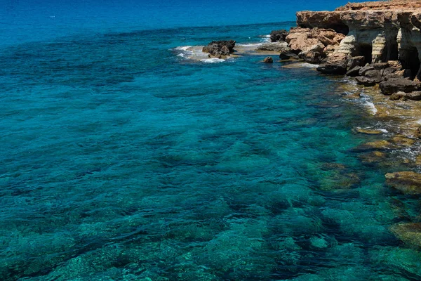 Morskie jaskinie w pobliżu Ayia Napa, wybrzeża Morza Śródziemnego, Cypr — Zdjęcie stockowe