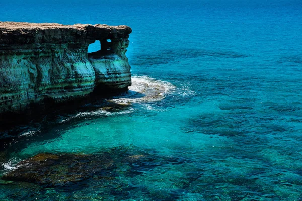 Cuevas marinas cerca de Ayia Napa, costa mediterránea, Chipre — Foto de Stock