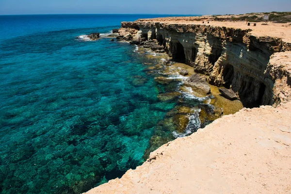 Grottes marines près de Ayia Napa, Côte méditerranéenne, Chypre — Photo