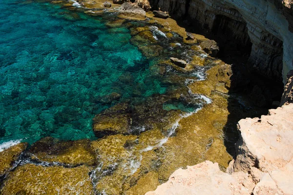 Grotte marine vicino Ayia Napa, costa mediterranea, Cipro — Foto Stock