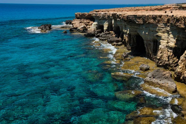 Morskie jaskinie w pobliżu Ayia Napa, wybrzeża Morza Śródziemnego, Cypr — Zdjęcie stockowe