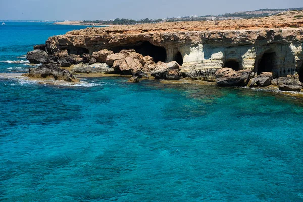 Морские пещеры рядом с Айя-Напой, побережье Средиземного моря, Кипр — стоковое фото