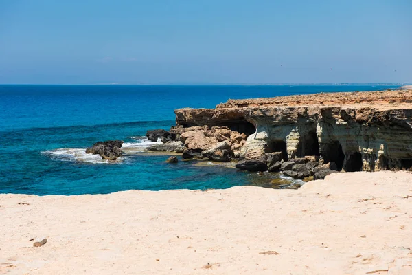 Cavernas do mar perto de Ayia Napa, costa marítima do Mediterrâneo, Chipre — Fotografia de Stock