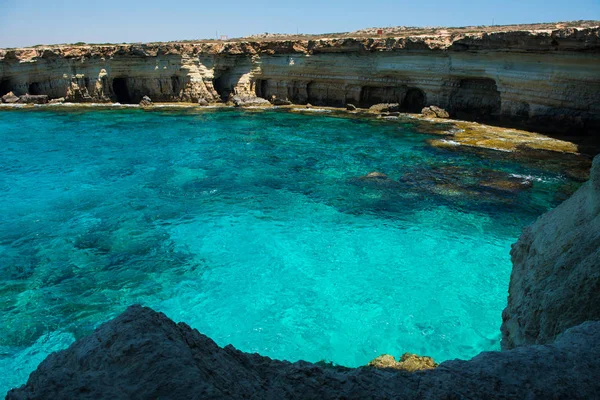 Grottes marines près de Ayia Napa, Côte méditerranéenne, Chypre — Photo