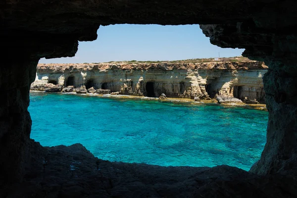 Morskie jaskinie w pobliżu Ayia Napa, wybrzeża Morza Śródziemnego, Cypr — Zdjęcie stockowe