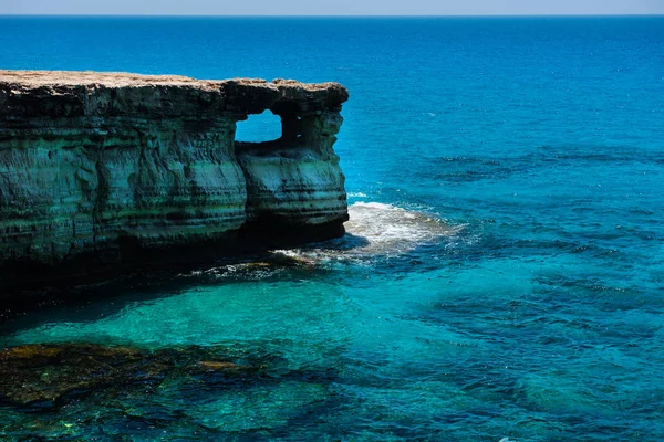 Moře jeskyně poblíž Ayia Napa, pobřeží Středozemního moře, Kypr — Stock fotografie