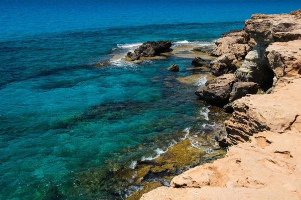 Cavernas do mar perto de Ayia Napa, costa marítima do Mediterrâneo, Chipre — Fotografia de Stock