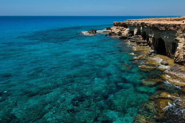 Morskie jaskinie w pobliżu Ayia Napa, wybrzeża Morza Śródziemnego, Cypr — Zdjęcie stockowe