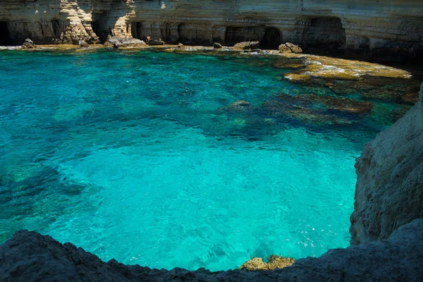 Moře jeskyně poblíž Ayia Napa, pobřeží Středozemního moře, Kypr — Stock fotografie