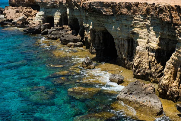 Морський печери біля міста Айя-Напа, узбережжі Середземного моря, Кіпр — стокове фото