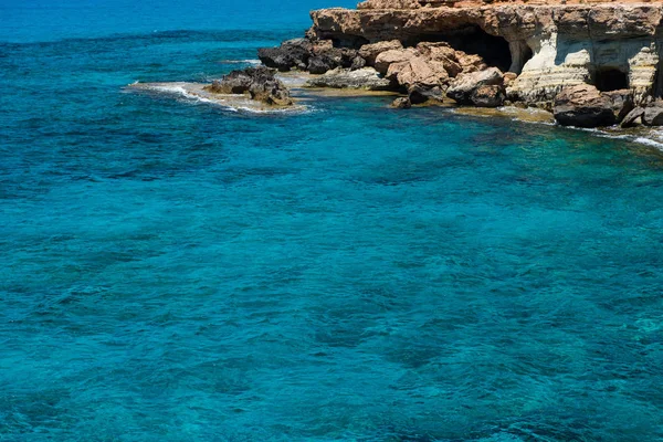 Meereshöhlen in der Nähe von Ayia Napa, Mittelmeerküste, Zypern — Stockfoto
