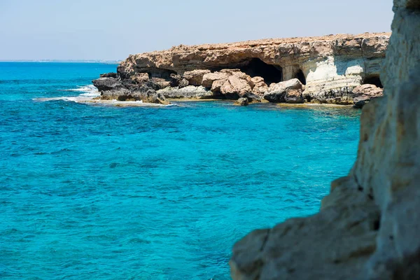 Cuevas marinas cerca de Ayia Napa, costa mediterránea, Chipre —  Fotos de Stock