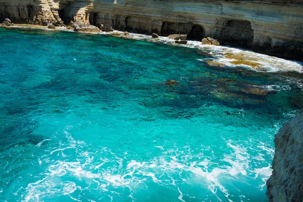 Морские пещеры рядом с Айя-Напой, побережье Средиземного моря, Кипр — стоковое фото