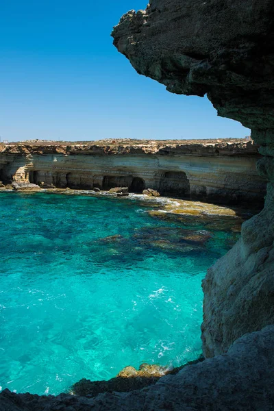 Tengeri barlangok közelében Ayia Napa, Földközi-tenger partján, Ciprus — Stock Fotó