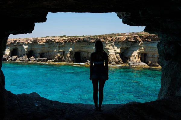Bir deniz mağarada poz seksi sarışın kadın