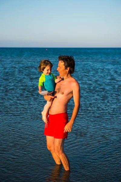 Padre e hija jugando juntos en el agua del mar — Foto de Stock