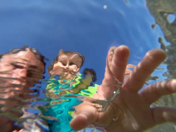 Víz alatti kilátás egy apa és lánya, torz arccal — Stock Fotó