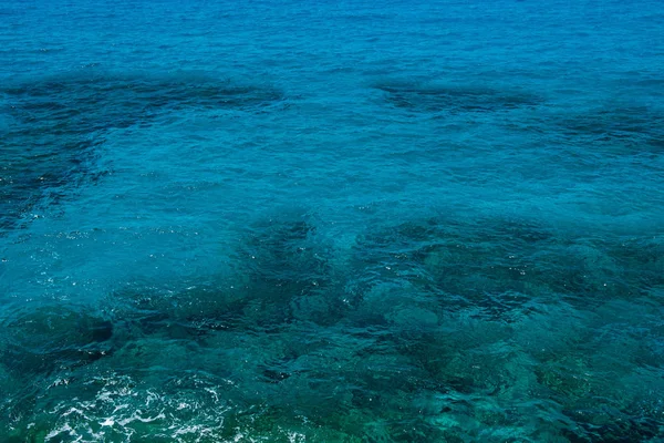 Fondo naturale di smeraldo, acqua di mare turchese — Foto Stock