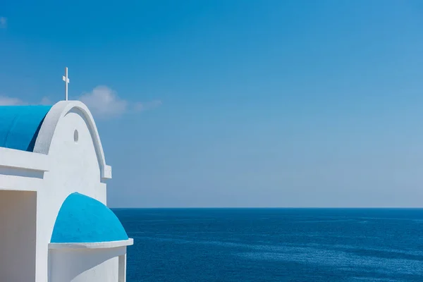 Традиционная белая часовня с голубой крышей на берегу моря. Agioi — стоковое фото