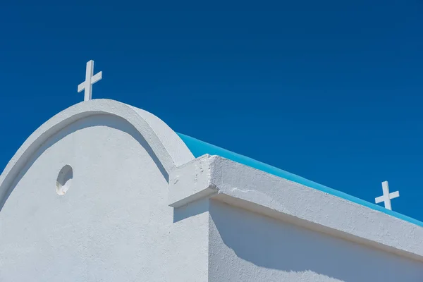 Traditional white chapel with a blue roof on the seaside. Agioi — Stock Photo, Image