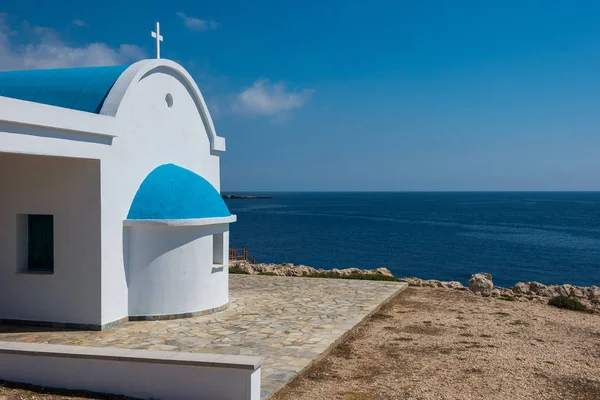 Traditionele witte kapel met een blauw dak aan de kust. Agioi — Stockfoto